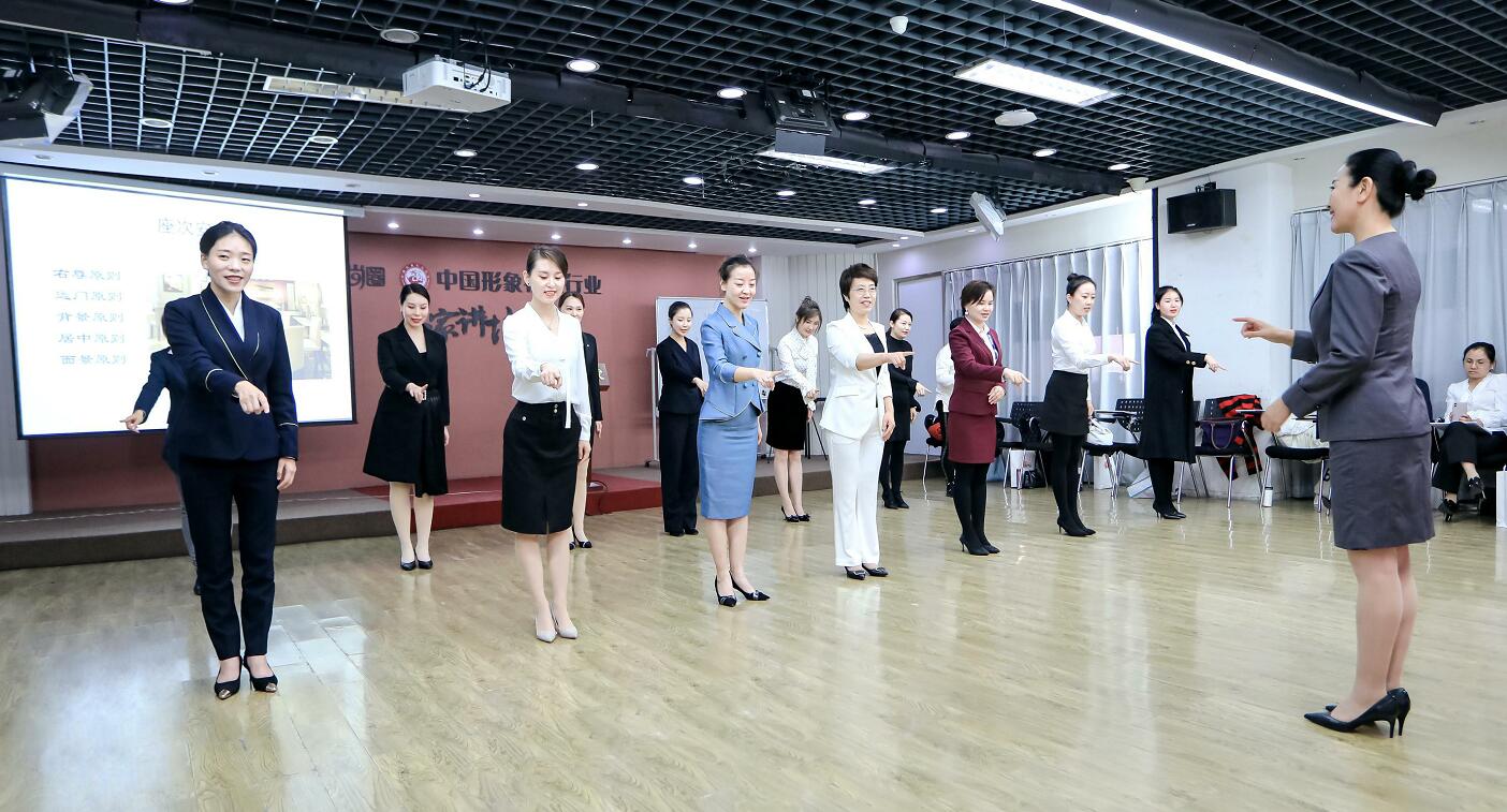 禮儀培訓師全國最專業的課程指南 如何選擇與優質禮儀服務